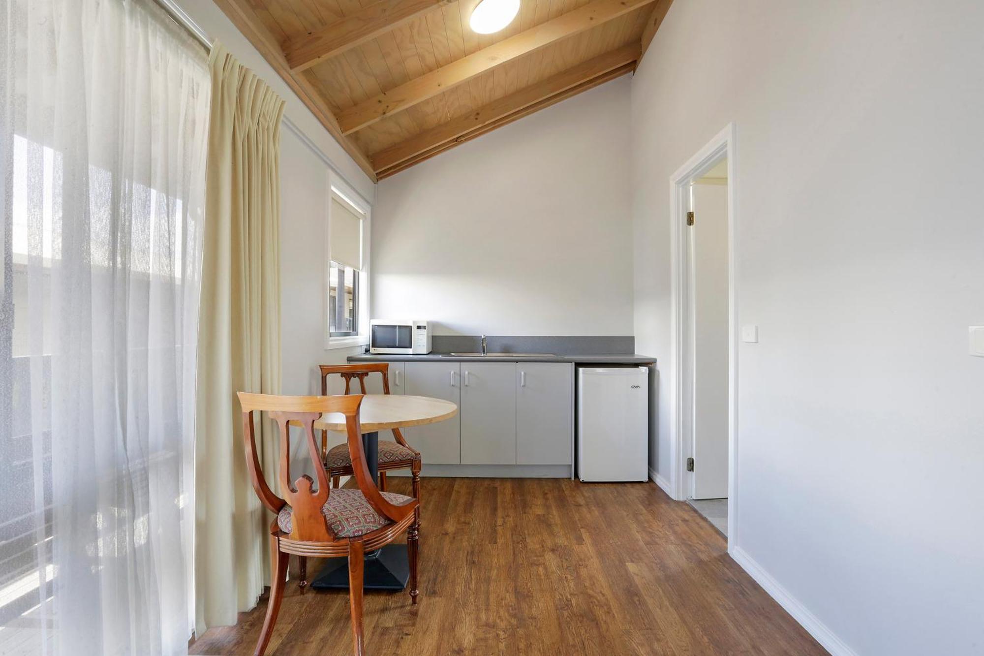 The Great Ocean Road Studios Port Campbell Room photo
