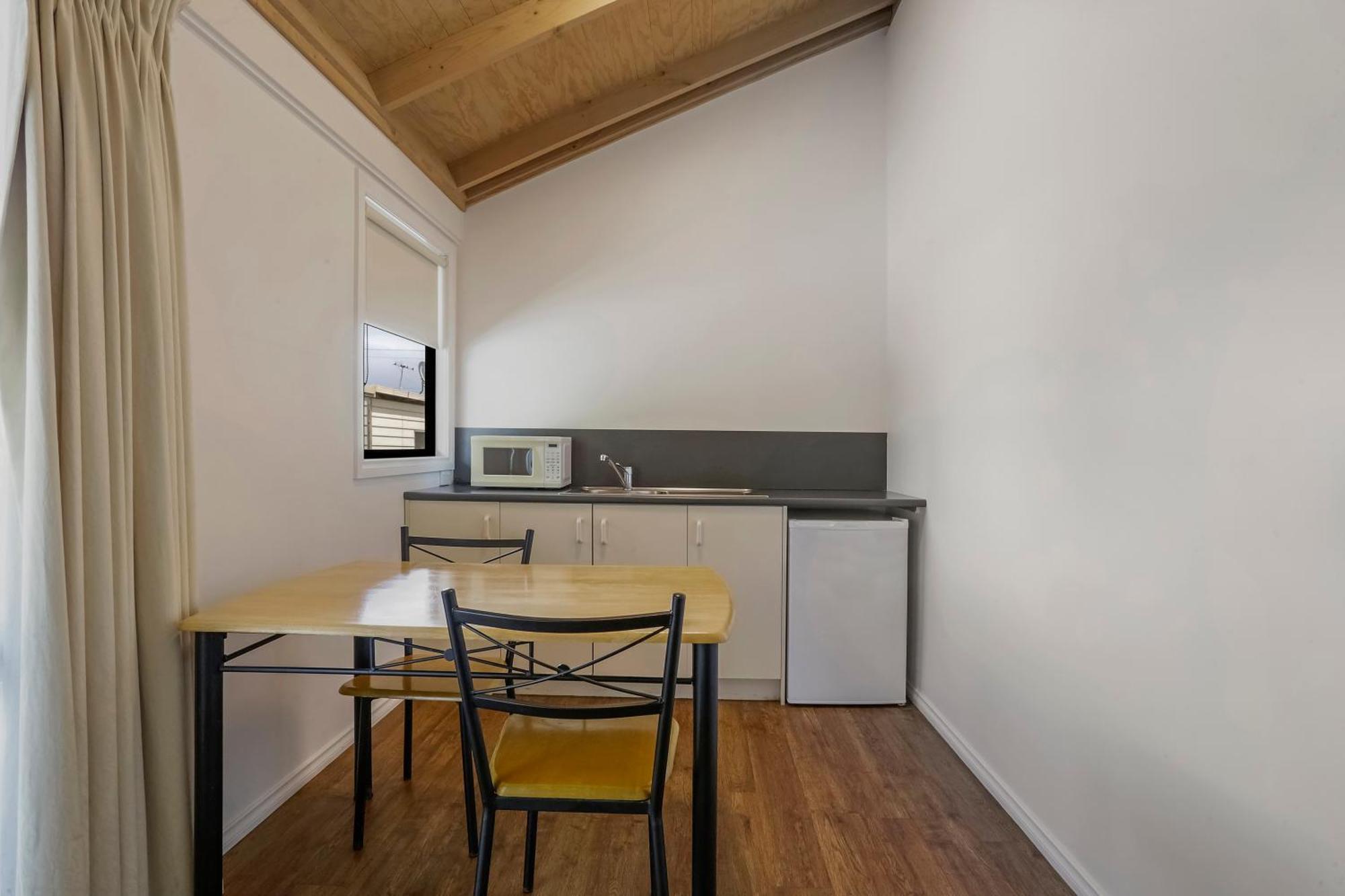 The Great Ocean Road Studios Port Campbell Room photo