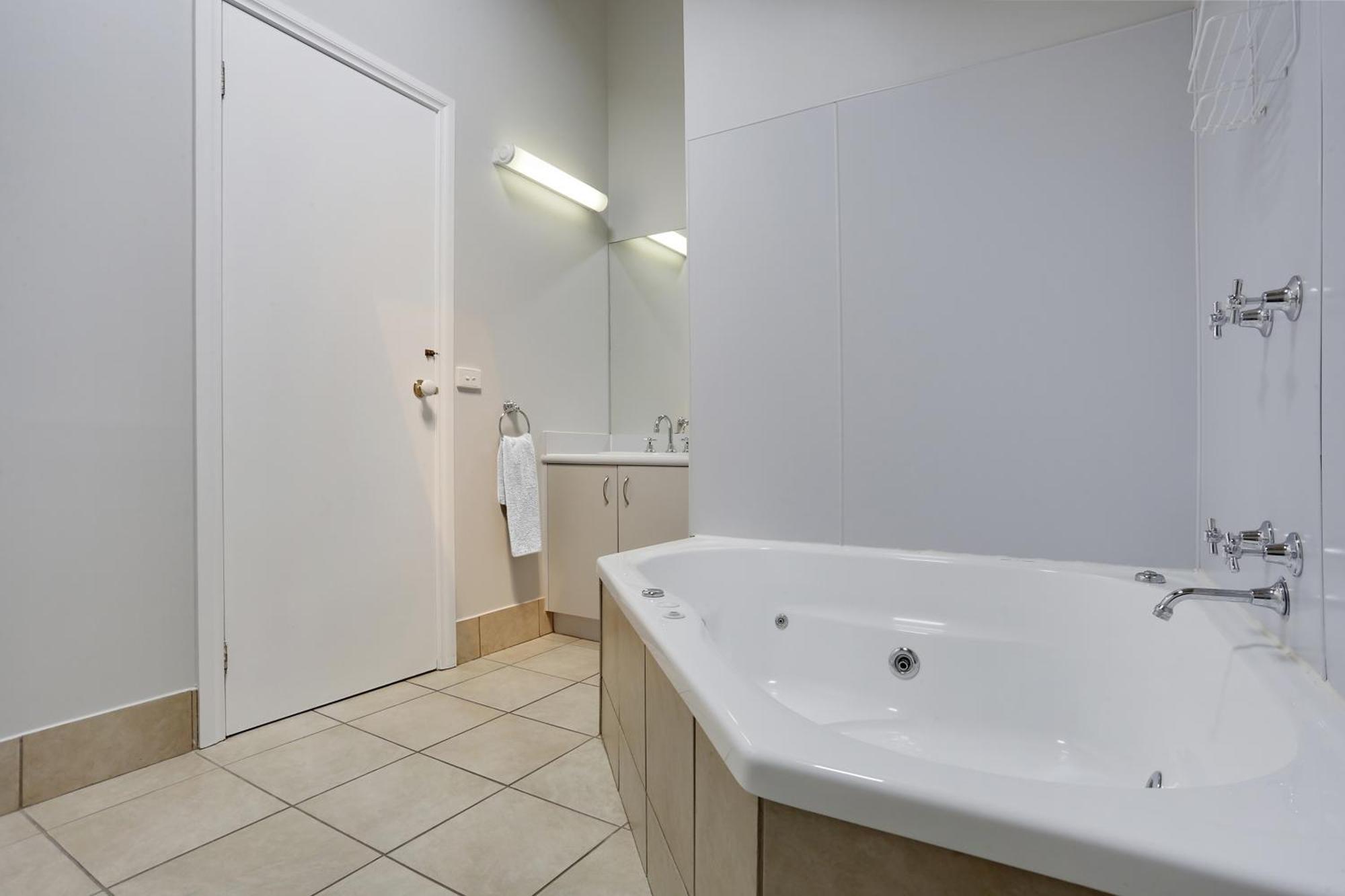 The Great Ocean Road Studios Port Campbell Room photo