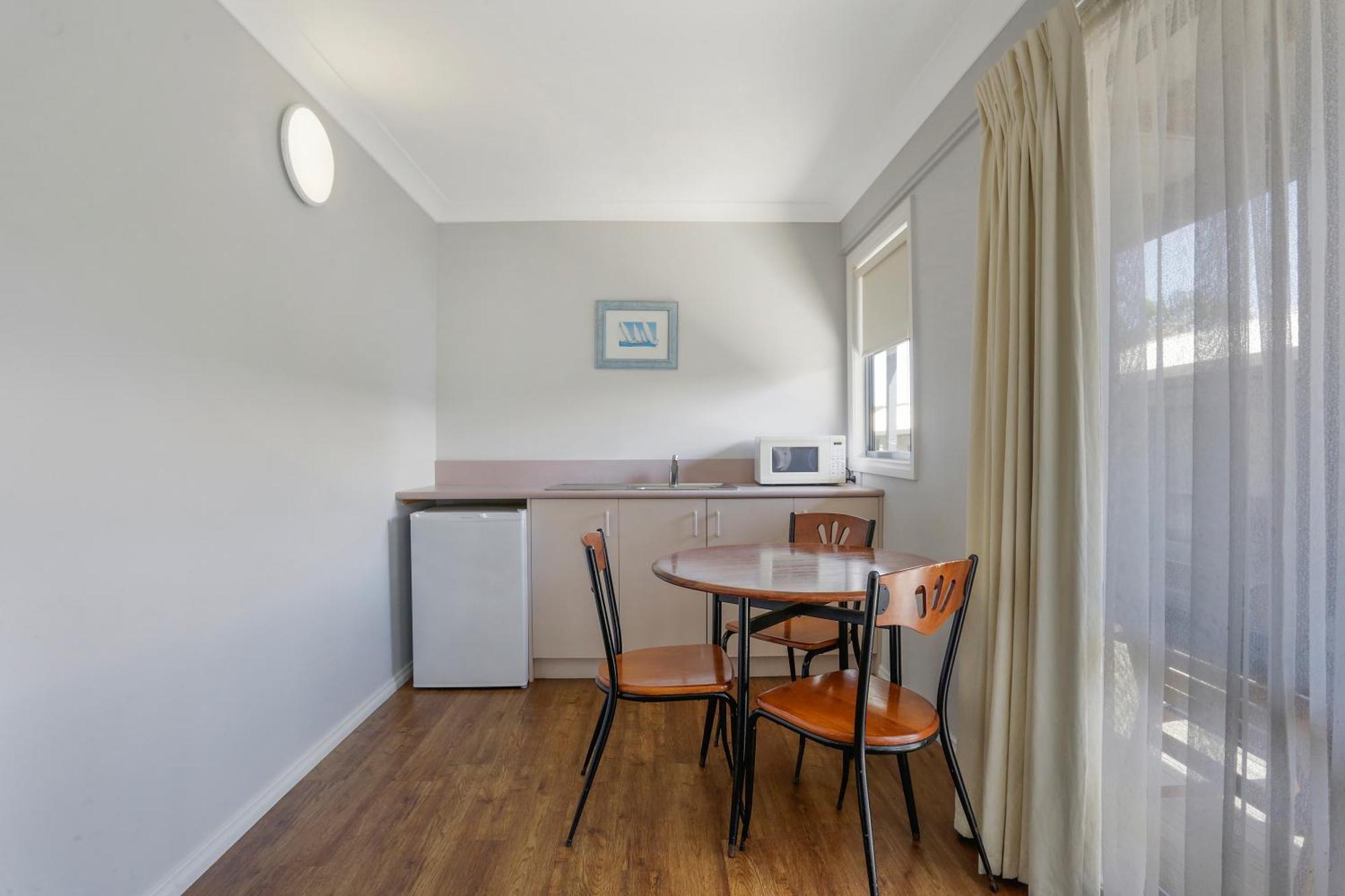 The Great Ocean Road Studios Port Campbell Room photo