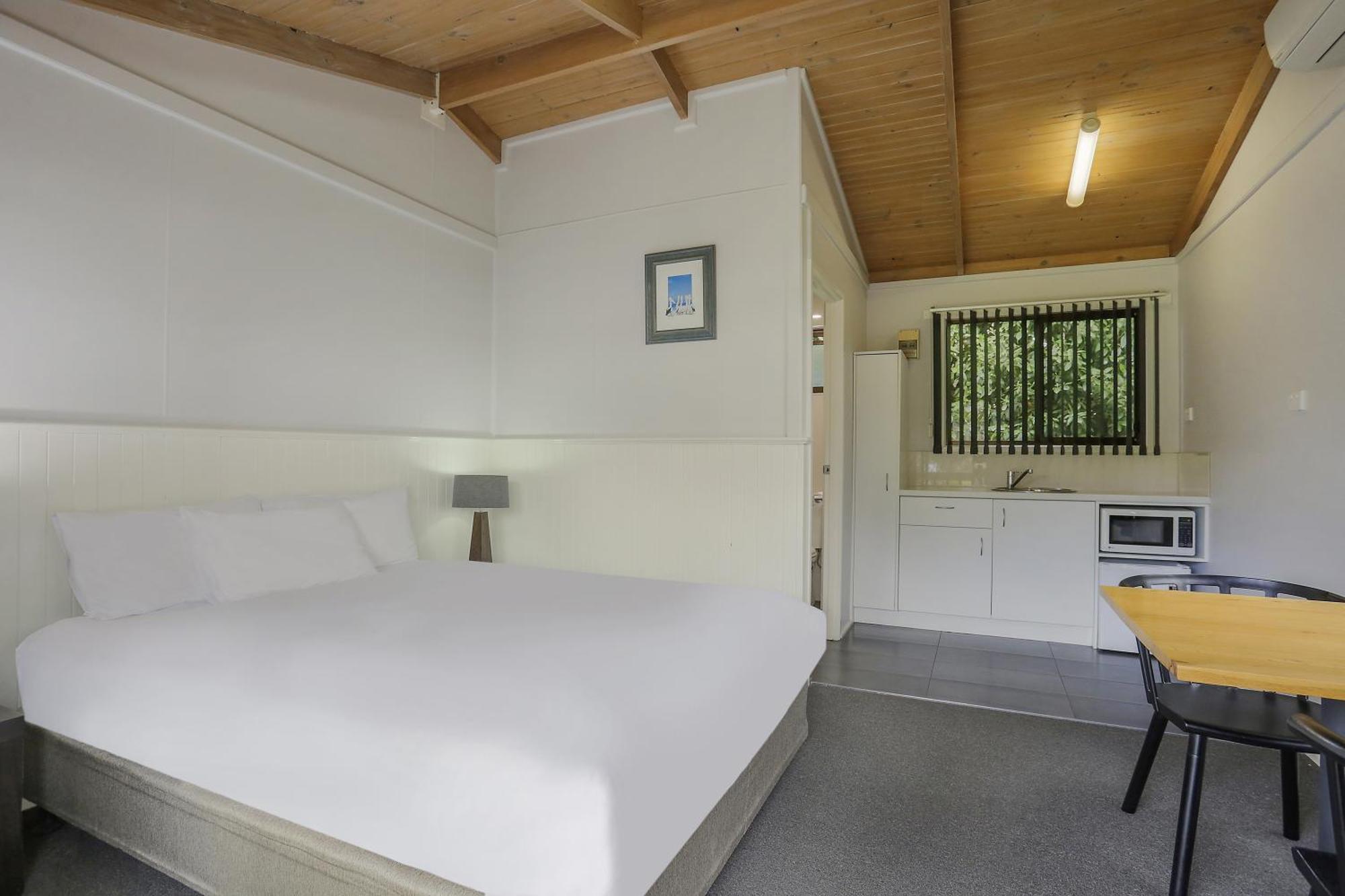 The Great Ocean Road Studios Port Campbell Room photo